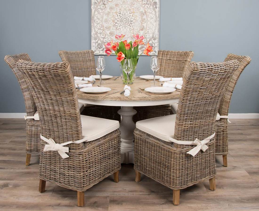 Pedestal table outlet and chairs