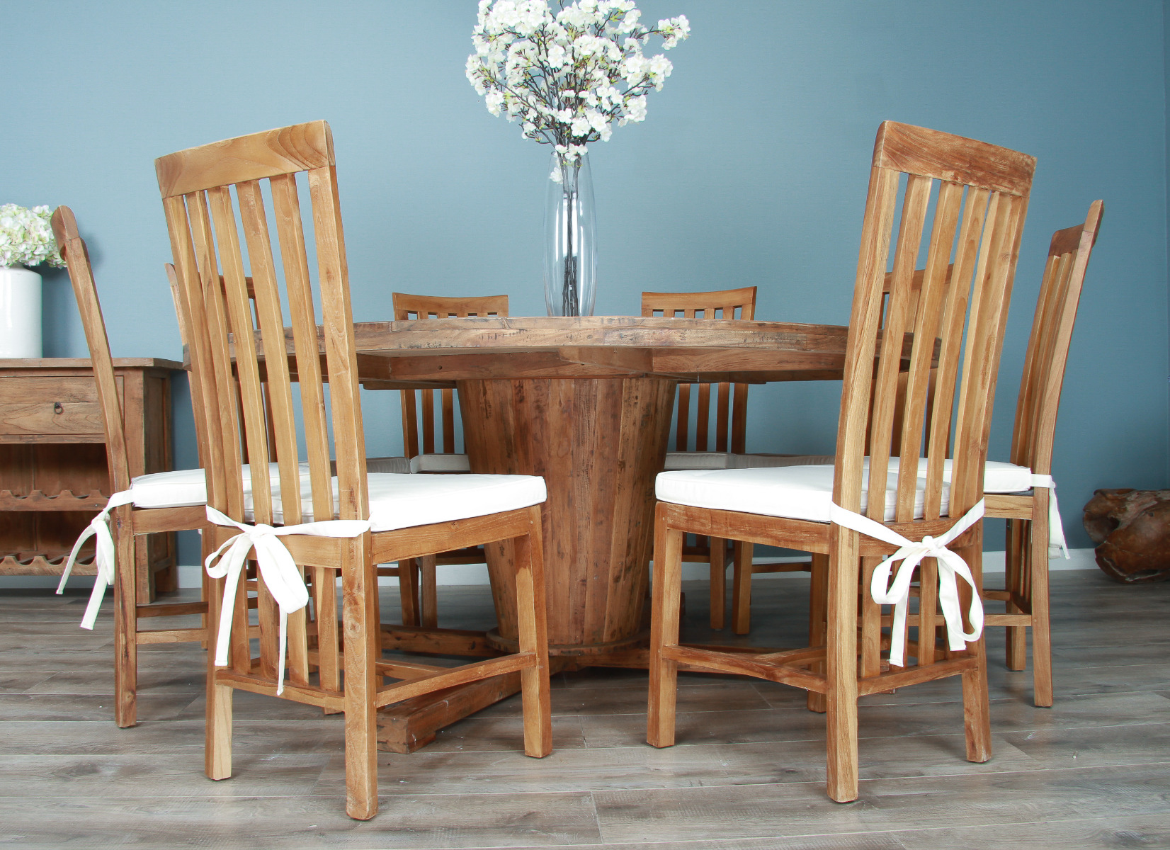 Character table and chairs shop