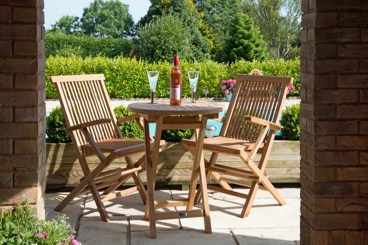 Small folding table and 2 chairs deals