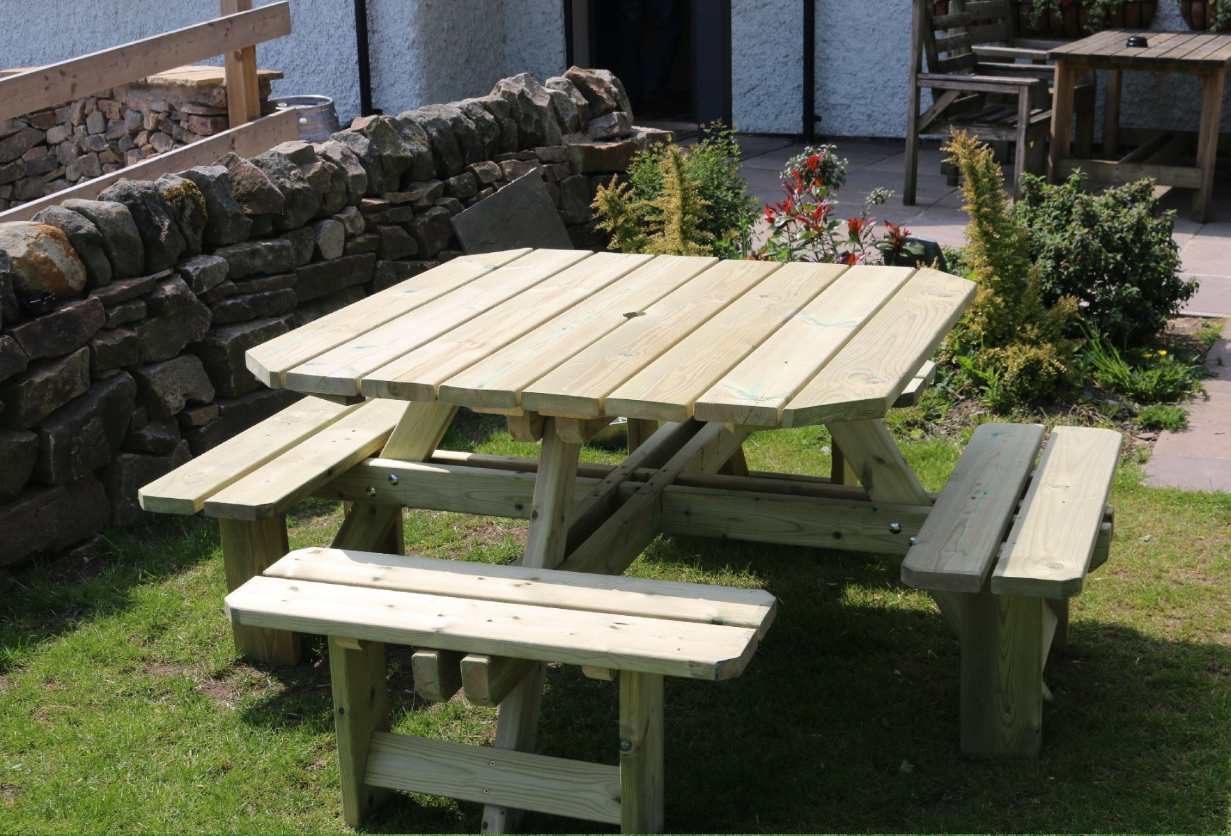 Square store picnic table